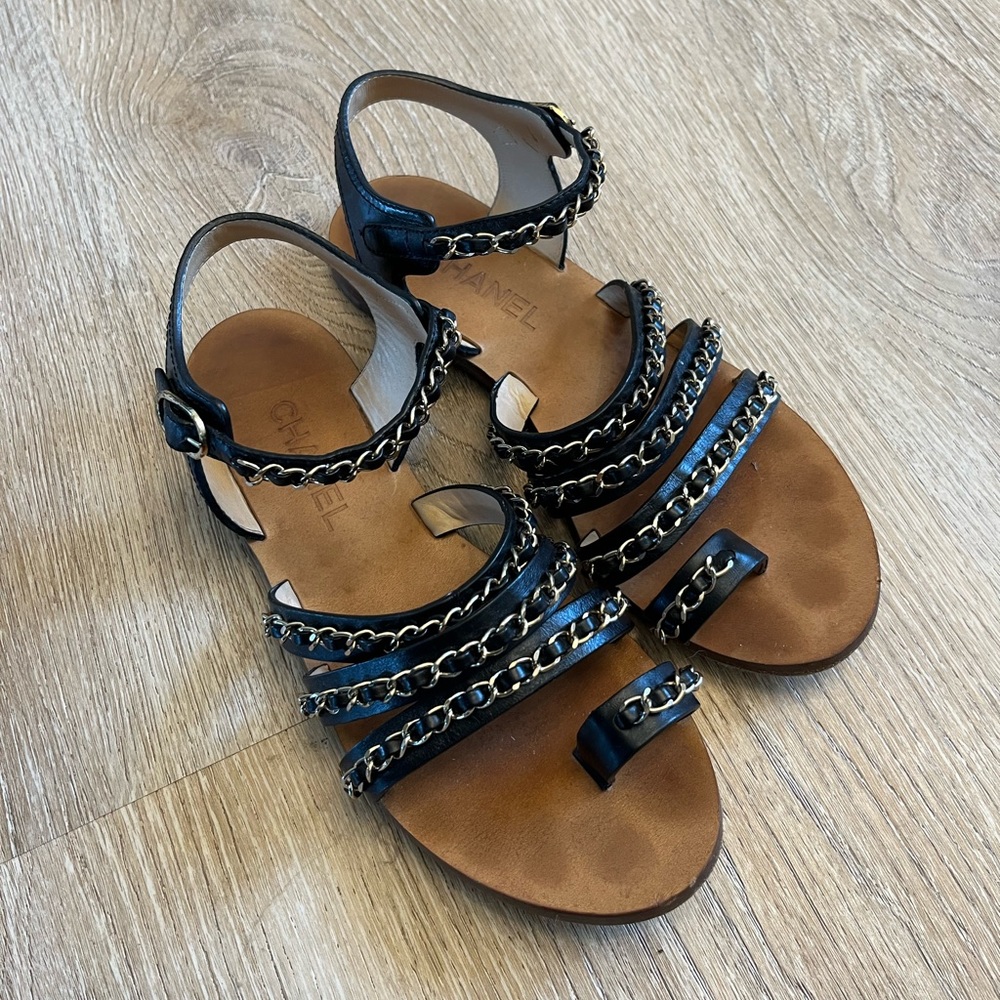 Chanel Size 39 Black Leather Gold Chain Sandals